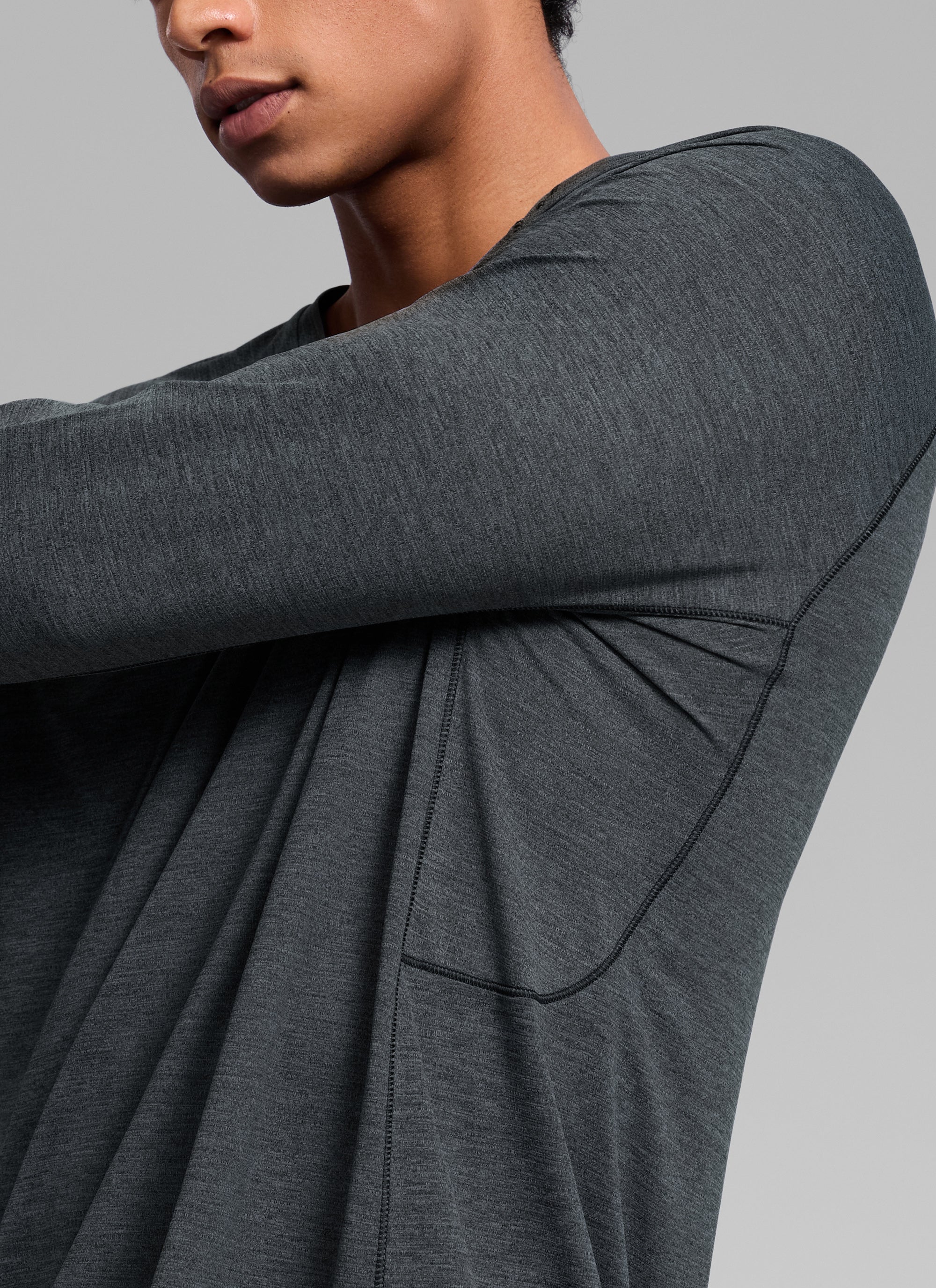 CRZ YOGA Men's Train Slim Fit Lightweight Rounded Scallop Long Sleeves Ocean Blue Heather