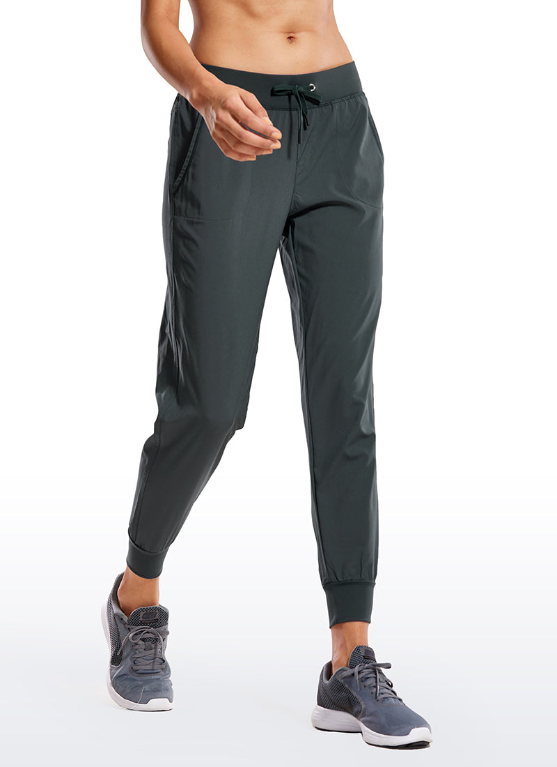 Feathery Fit Drawstring Jogger עם כיסים 27.5 '' - חגורה שטוחה