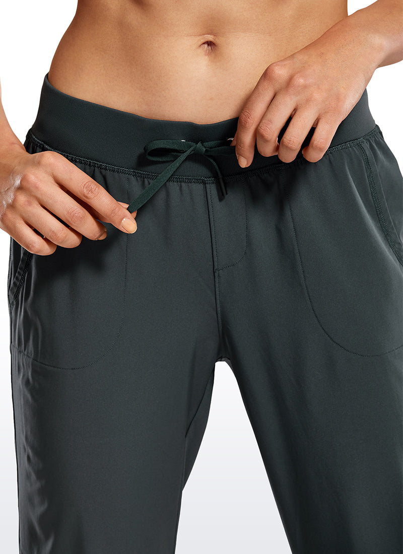 Feathery Fit Drawstring Jogger עם כיסים 27.5 '' - חגורה שטוחה