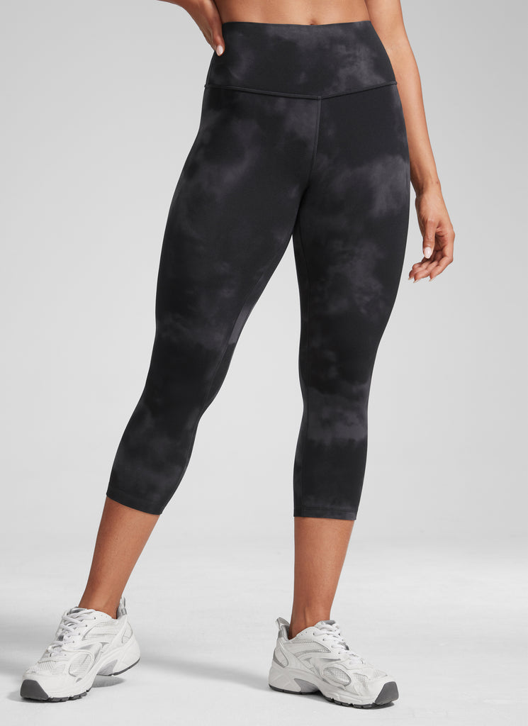 CRZ YOGA Women's High Waisted Capris Workout Leggings 21" Aurora Red