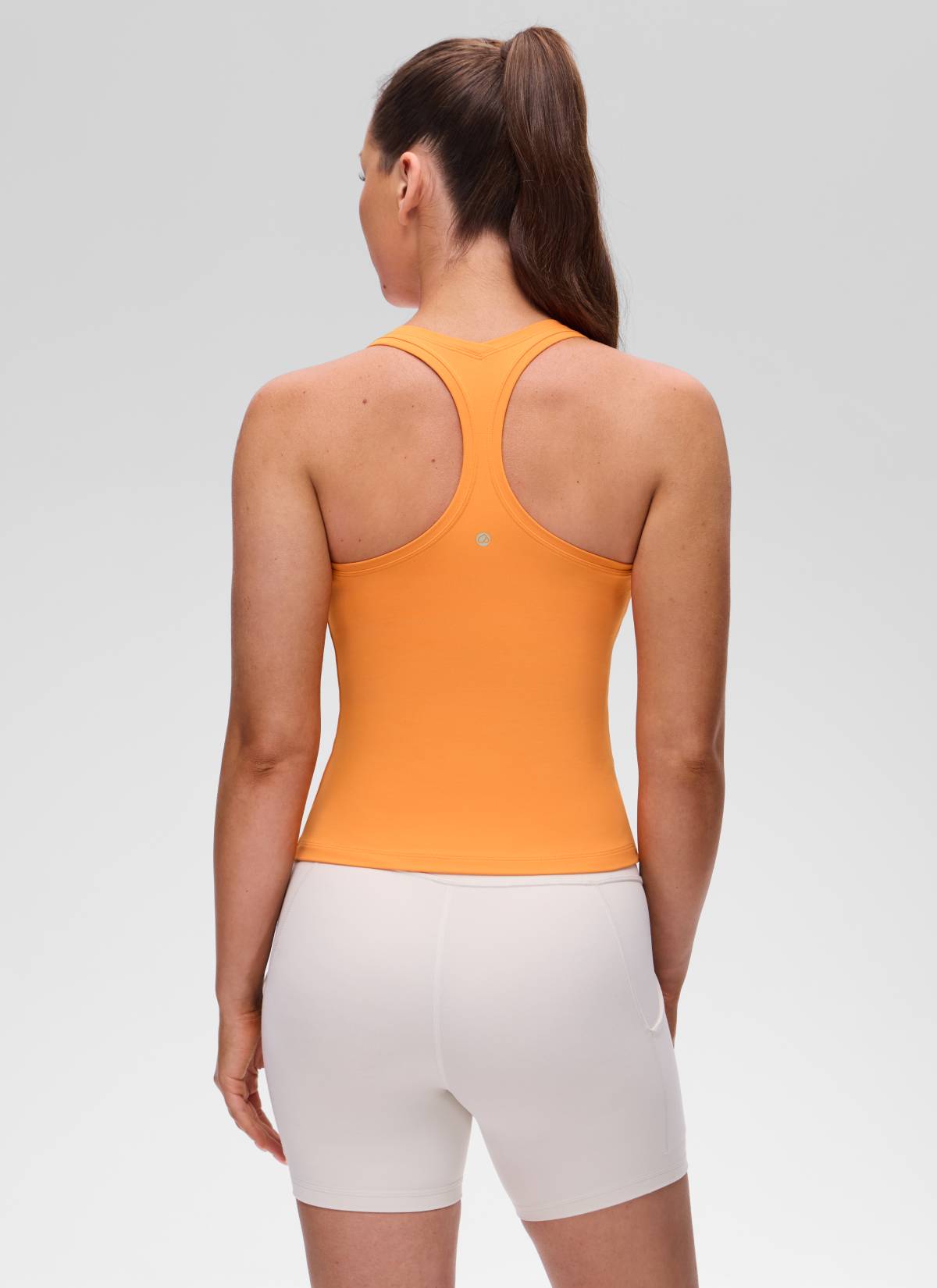 גופיית יוגה לנשים CRZ YOGA בגזרת Tight Fit Butterluxe עם צווארון עגול וגב רייסר, בצבע כתום טייגר