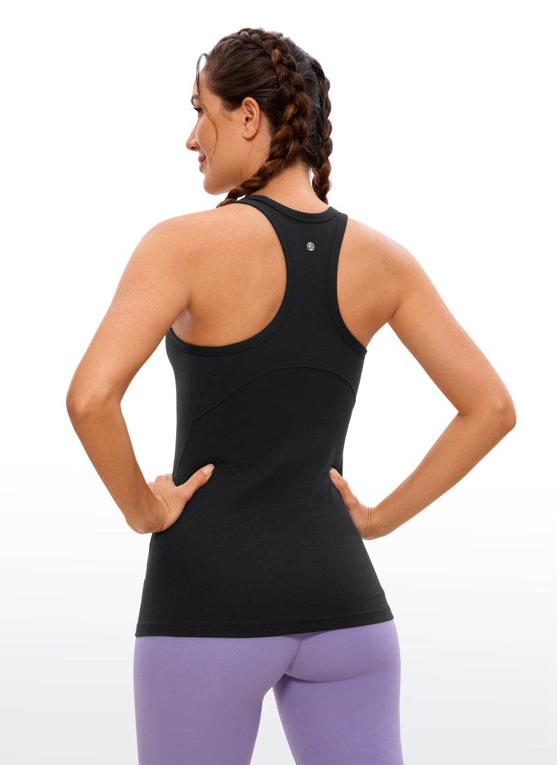 Hüftlanges Racerback-Tanktop mit hohem Hals von Butterluxe