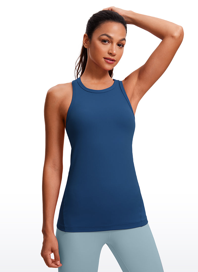 Hüftlanges Racerback-Tanktop mit hohem Hals von Butterluxe