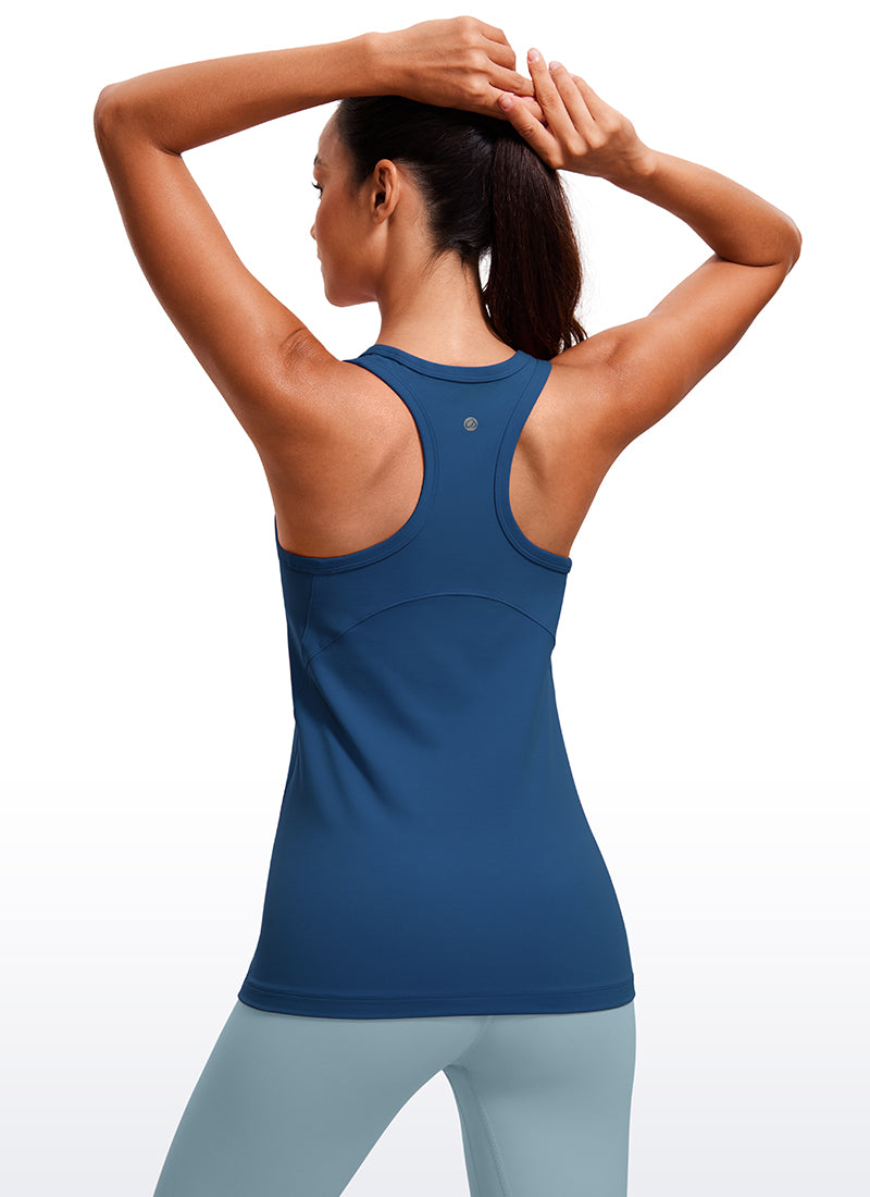 Hüftlanges Racerback-Tanktop mit hohem Hals von Butterluxe