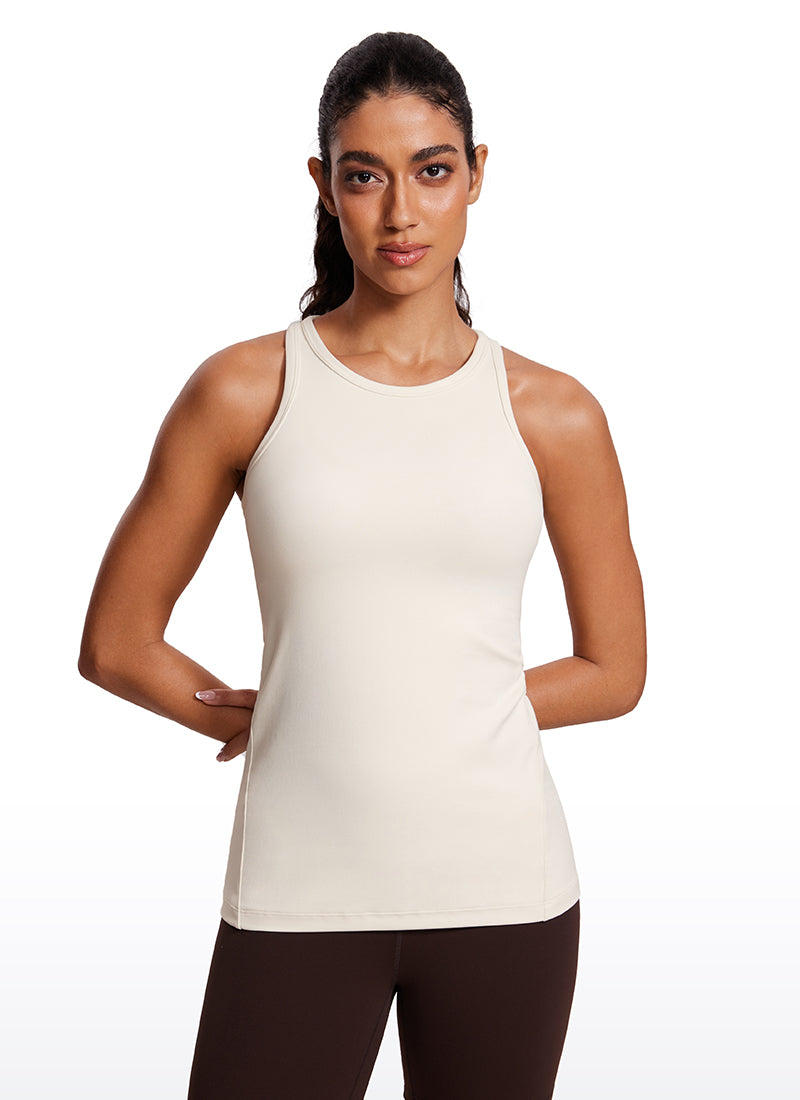 Hüftlanges Racerback-Tanktop mit hohem Hals von Butterluxe