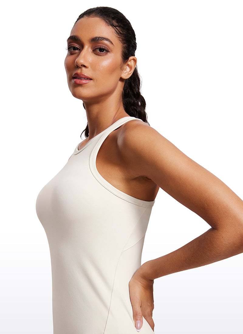 Hüftlanges Racerback-Tanktop mit hohem Hals von Butterluxe