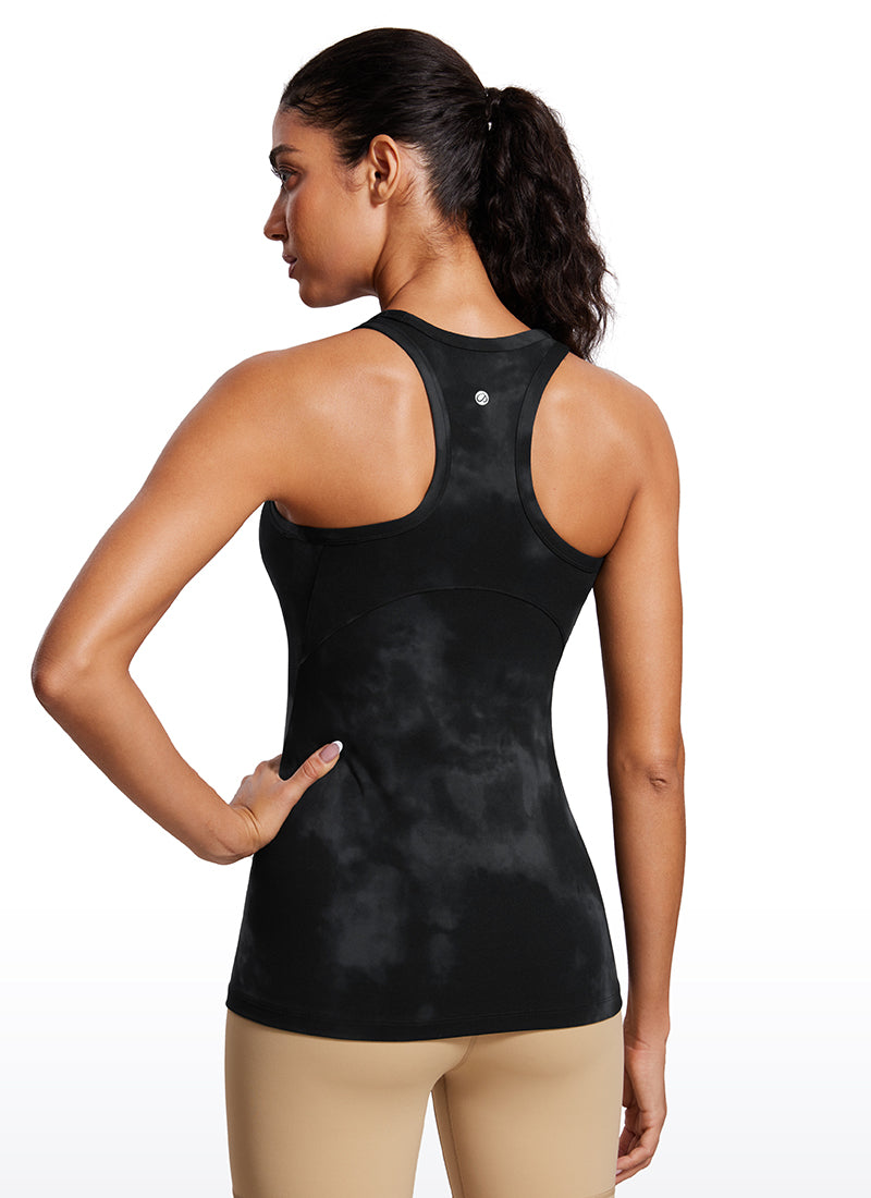 Hüftlanges Racerback-Tanktop mit hohem Hals von Butterluxe