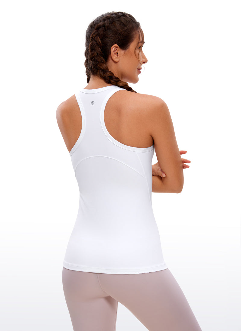 Hüftlanges Racerback-Tanktop mit hohem Hals von Butterluxe