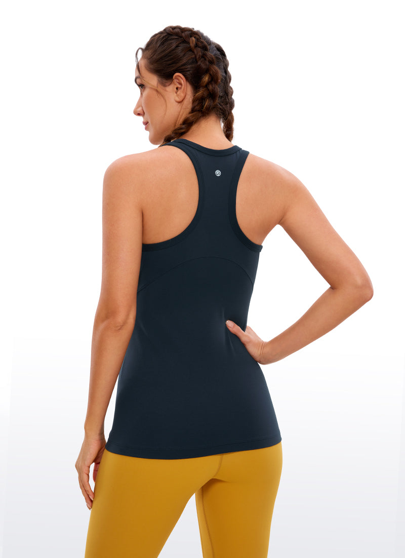 Hüftlanges Racerback-Tanktop mit hohem Hals von Butterluxe